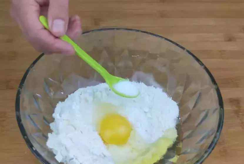 大油条的做法和配方 3分钟教会你做正宗小油条的做法和配方，一看就会！