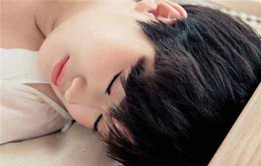 夜深人静的时候什么歌 夜深人静的时候想起他是什么歌