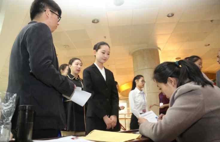 家中添一口打一字 面试官：家中添一口，猜一字？答“豪”字遭淘汰，大专生妙答被录用