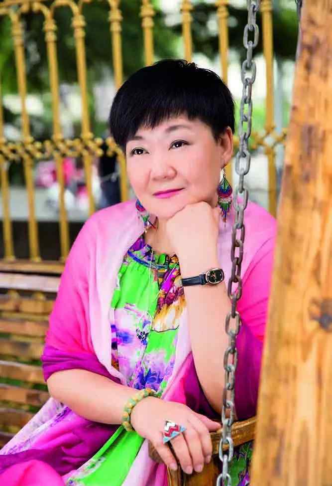 曹娜 曹娜：工笔重彩中的意象女子，画出生命意象之美