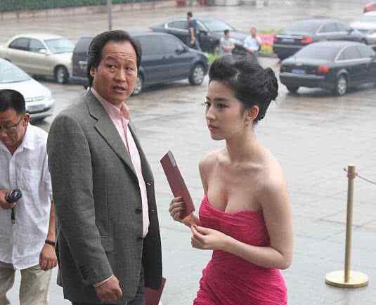 刘亦菲性感图片 刘亦菲真是从小性感到大，16岁海边旧照流出，这画面真是妙不可言