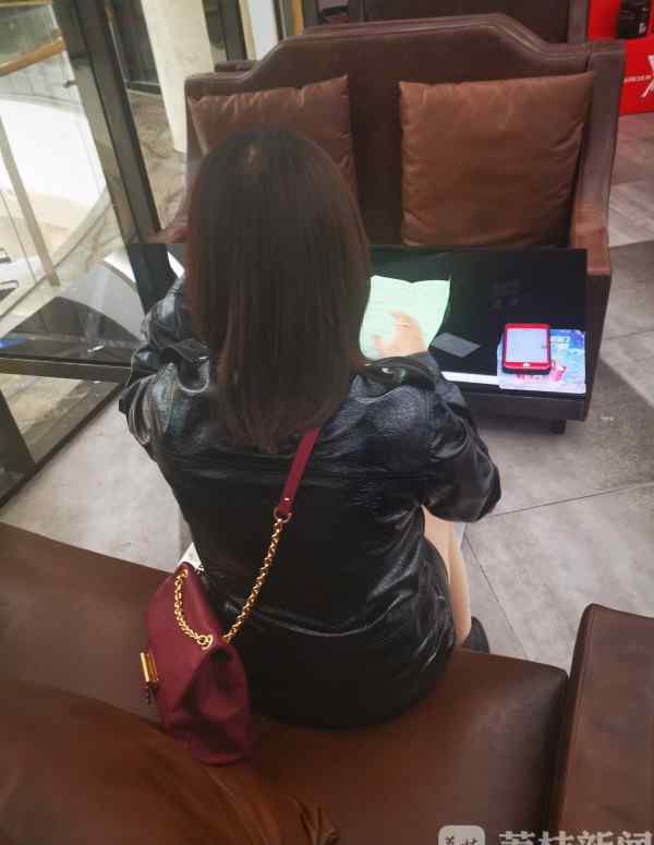 摸臀杀 女学员遭健身教练“摸臀杀” 教练：我是夸她练得好