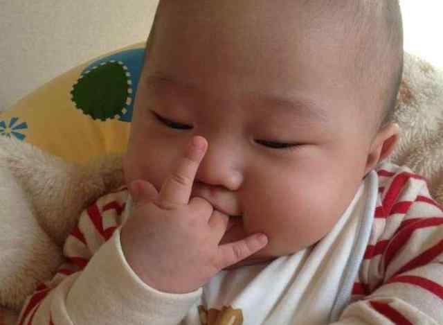 四个月宝宝疯狂吃手 宝宝一直吃手真的是因为饿吗？有几点原因很少人知道，宝妈别忽视