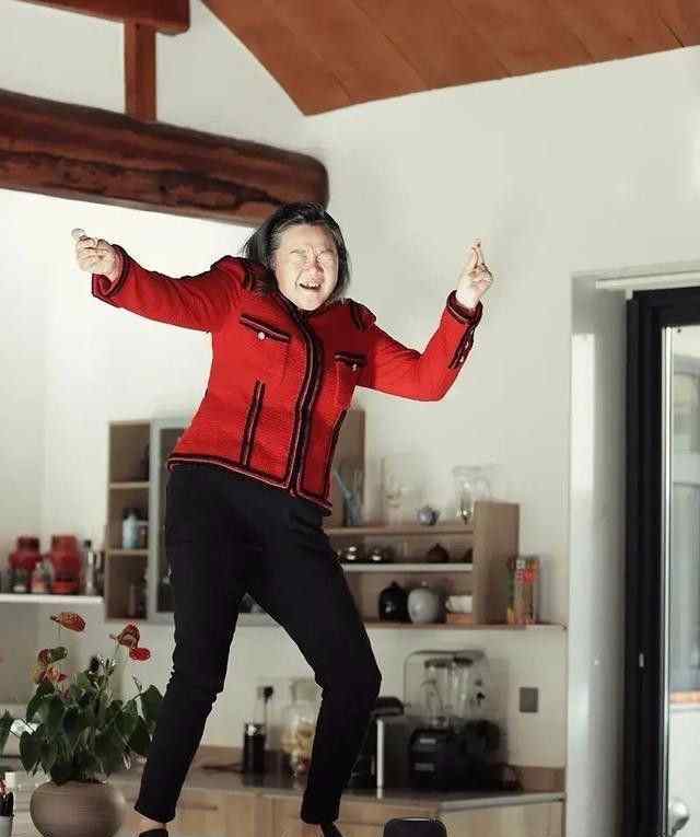 洪晃年轻时很美 陈凯歌前妻洪滉虽已老态尽显，但可爱调皮起来，完全就是少女一枚