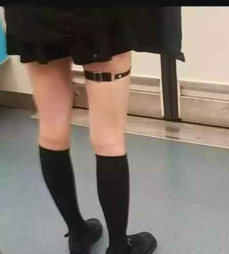 袜圈 直男提问：女孩腿上绑的“带子”是干嘛用的？网友：太“涨知识”了