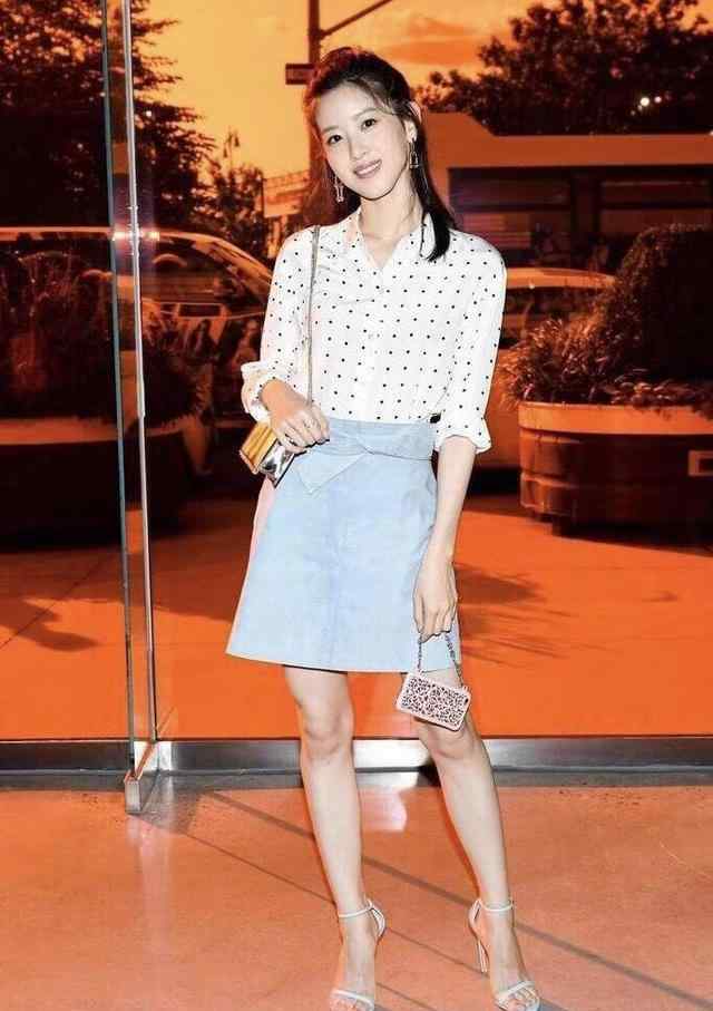 蓝色波点衬衫 章泽天真是“小个子超模”，波点衬衫配浅蓝色裙，气质十足