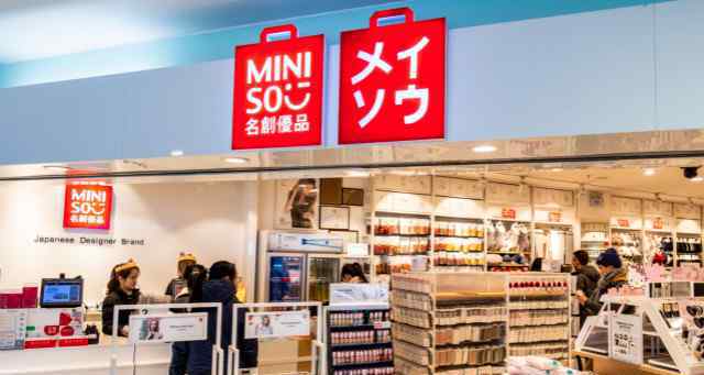 灌装香水加盟 门店一年回本、5秒卖货10万件！揭秘名创优品低价生存法