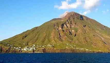 黑色泡沫 海底火山发出“咕噜声”，涌出大量黑色泡沫，科学家感到担忧