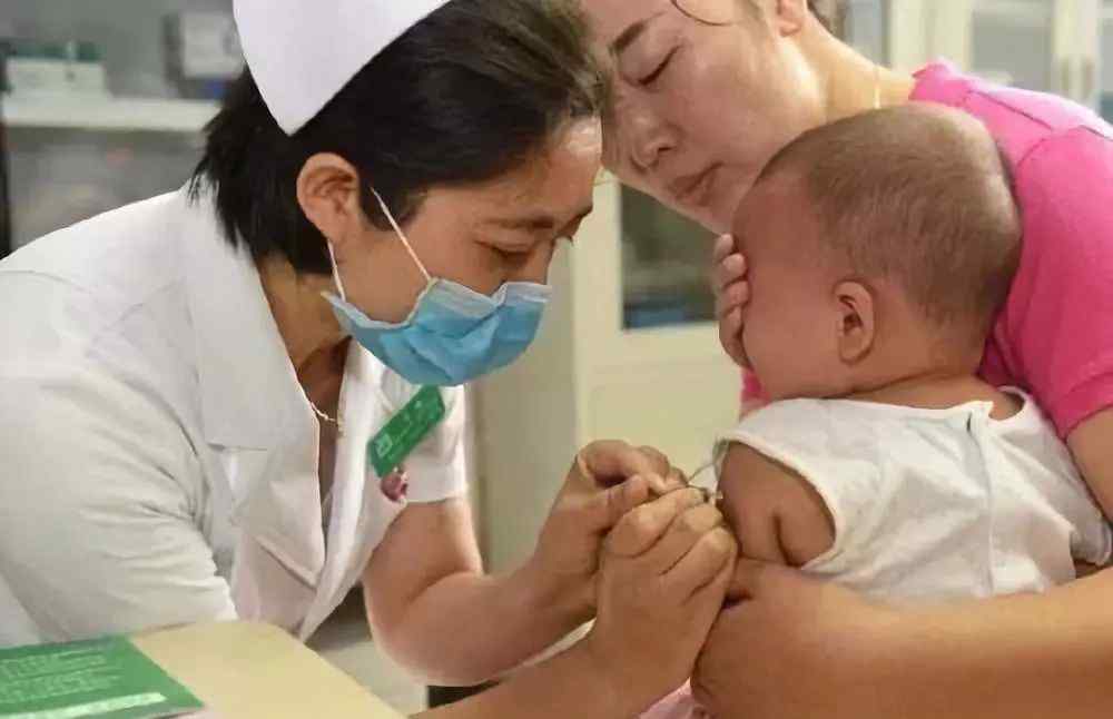 卡介苗化脓可以洗澡吗 宝宝打完疫苗后化脓了怎么办？能不能用碘伏消毒？能不能洗澡？