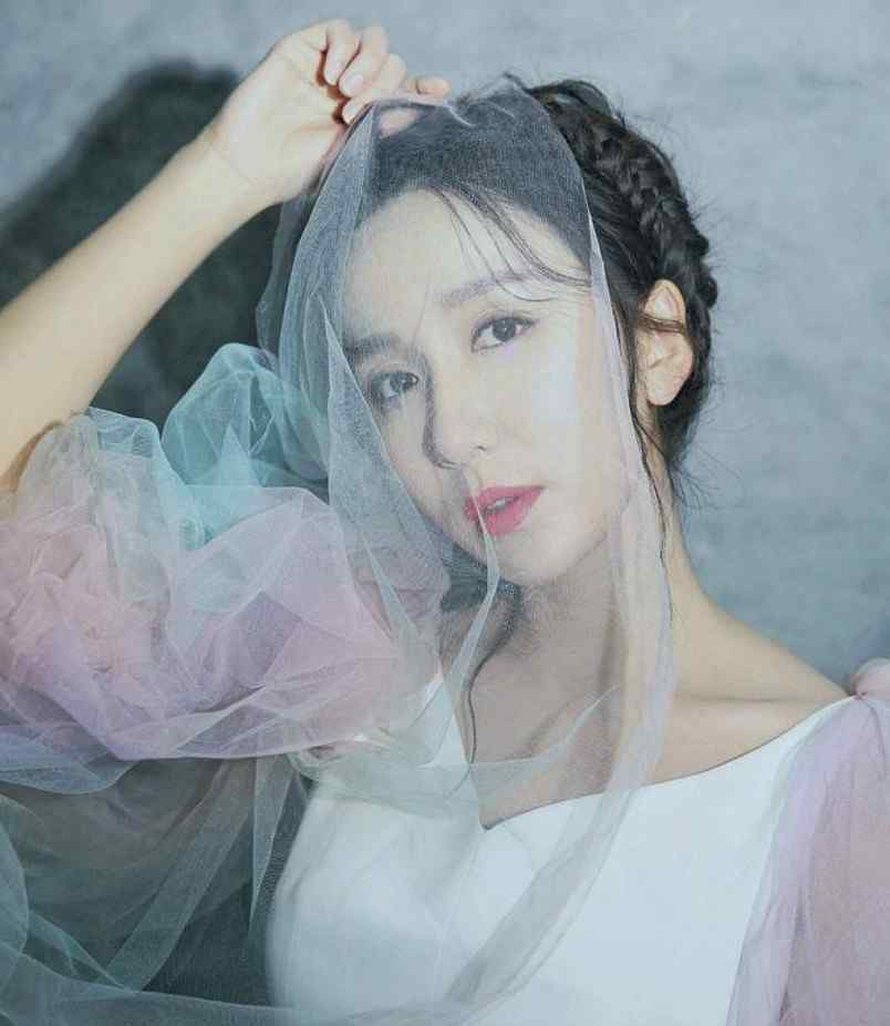 辣女神 她是《爱情公寓》的“麻辣女神”，为秀腿故意穿一层薄纱