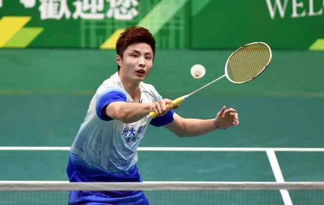 李卓耀 香港赛石宇奇0-2负李卓耀无缘八强 次局浪费五个局点