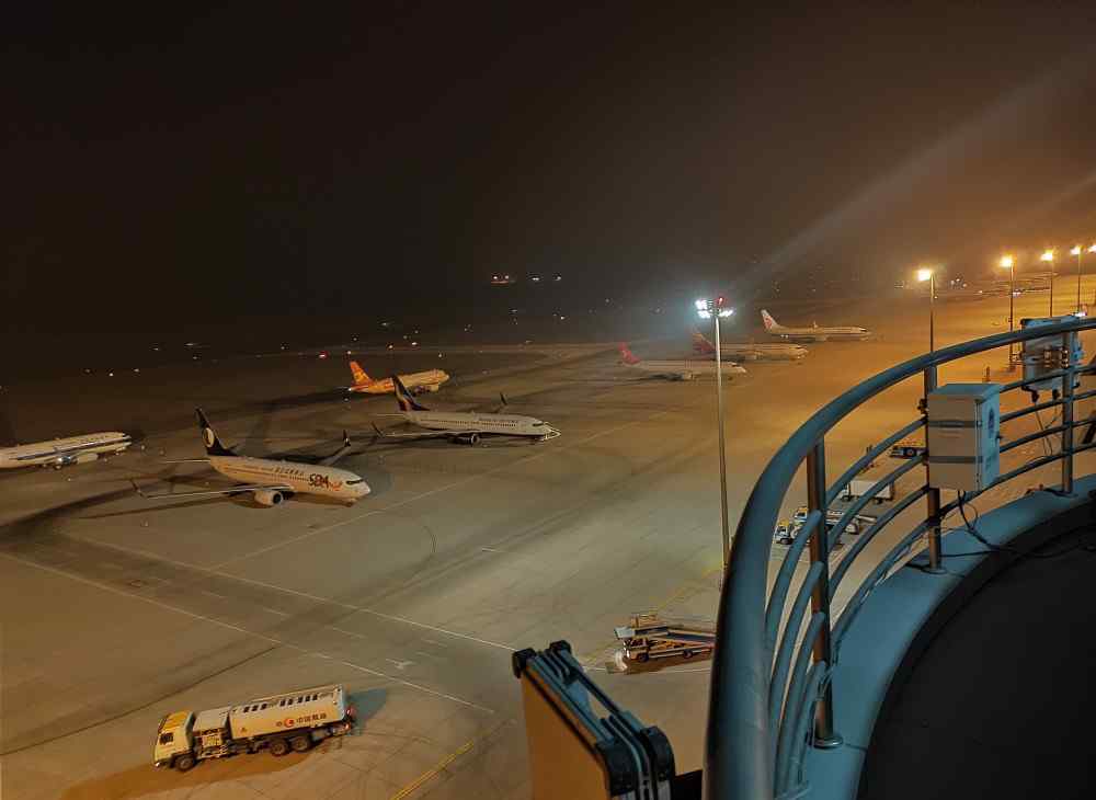乌鲁木齐机场天气 乌鲁木齐国际机场突发大雾天气 18班次航班备降吐鲁番机场