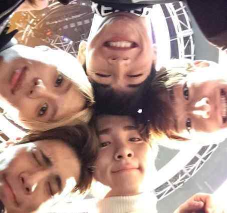 shinee钟铉车祸 钟铉离开两年了　Key军中贴SHINee五人合照