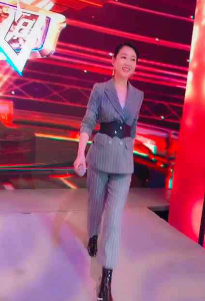 周群老公 央视名嘴周群近况罕曝光，一人带仨娃从不晒老公，46岁仍拼命工作