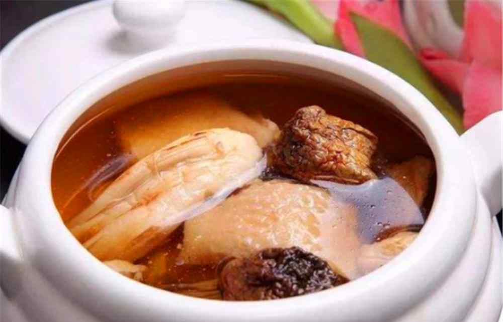 炖鸡肉不柴的秘密 炖鸡汤的时候，怎么让炖出来的鸡肉不柴又很软烂呢？