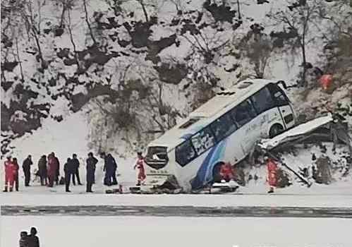 死亡人数37 吉林一客车坠落，该车实载37人，死亡人数上升至6人