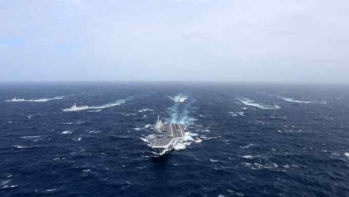 外媒：中国海军罕见“双航母出巡” 回击美军施压