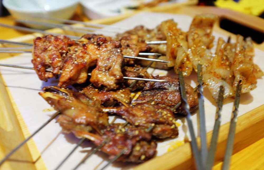 头皮上总能抠出小颗粒 头皮上总能抠出白色颗粒？多半是这2个原因引起的，不要忽视