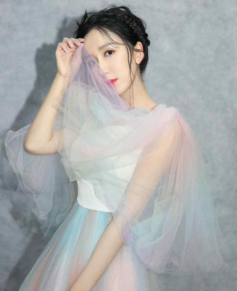 辣女神 她是《爱情公寓》的“麻辣女神”，为秀腿故意穿一层薄纱