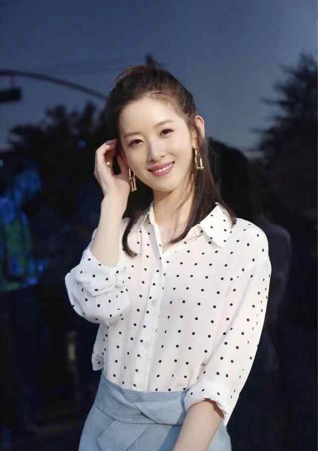 蓝色波点衬衫 章泽天真是“小个子超模”，波点衬衫配浅蓝色裙，气质十足