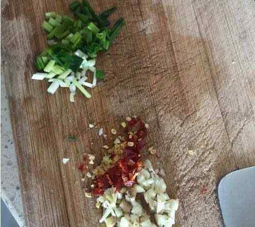 炸排骨的做法外酥里嫩 不一样椒盐排骨做法 炸两次 外焦里嫩 酥脆味美 吃着超过瘾