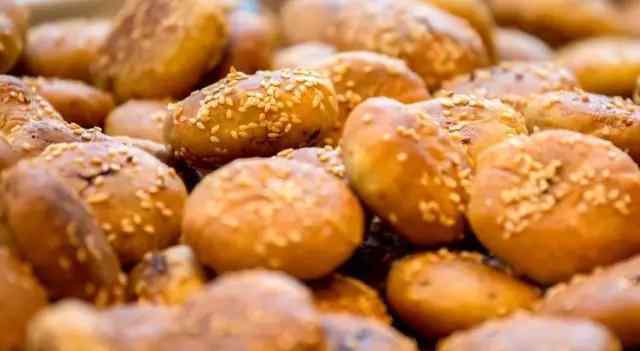 黄山烧饼 师傅卖传承600年的黄山烧饼20年，带些回家，朋友：最好的伴手礼