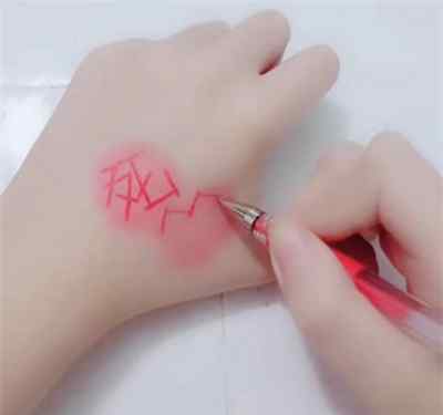 分手妆 心碎怪在手上画“分手妆”，本以为闹着玩，看到效果前男友求复合！