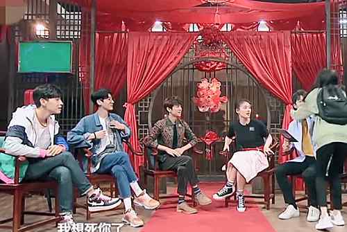杨幂我老公 杨幂：老公我想死你了，随后飞奔抱住魏大勋，男方下意识的举动亮了