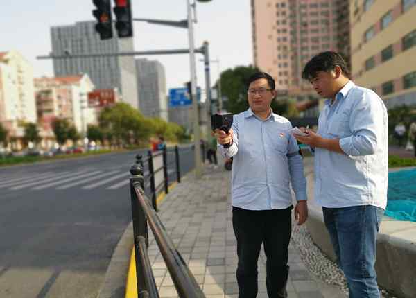 手持式测速仪 志愿者手持高清测速仪在32个路口为进博会“稳守安全”