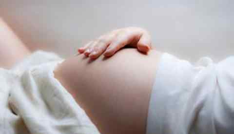 胎儿宫内发育迟缓 宝宝看着有点小，怀疑是胎儿宫内发育迟缓，妈妈应该怎么办？
