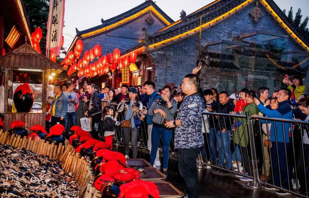 西安摔碗酒在哪里 西安红极一时的摔碗酒，究竟有着什么样的来历？