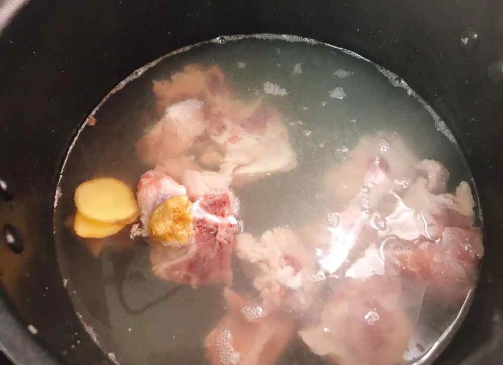 酸菜炖排骨 潮汕人都爱的酸菜炖排骨，简单3步就能做好，你确定不学一下？