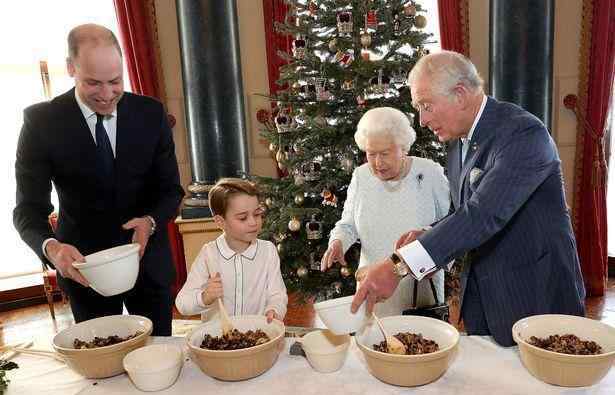圣诞布丁 女王携三代王子共烤圣诞布丁，烘焙果然是英国王室成员的必备技能