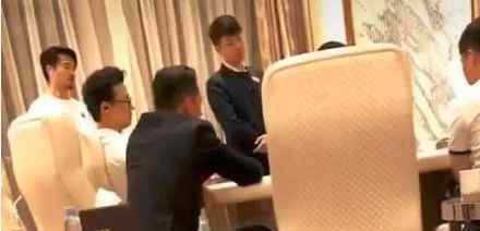 曝汪峰章子怡同居 曝汪峰撇妻赌博却因下注太小被赶出贵宾室，曾与章子怡因赌场结缘