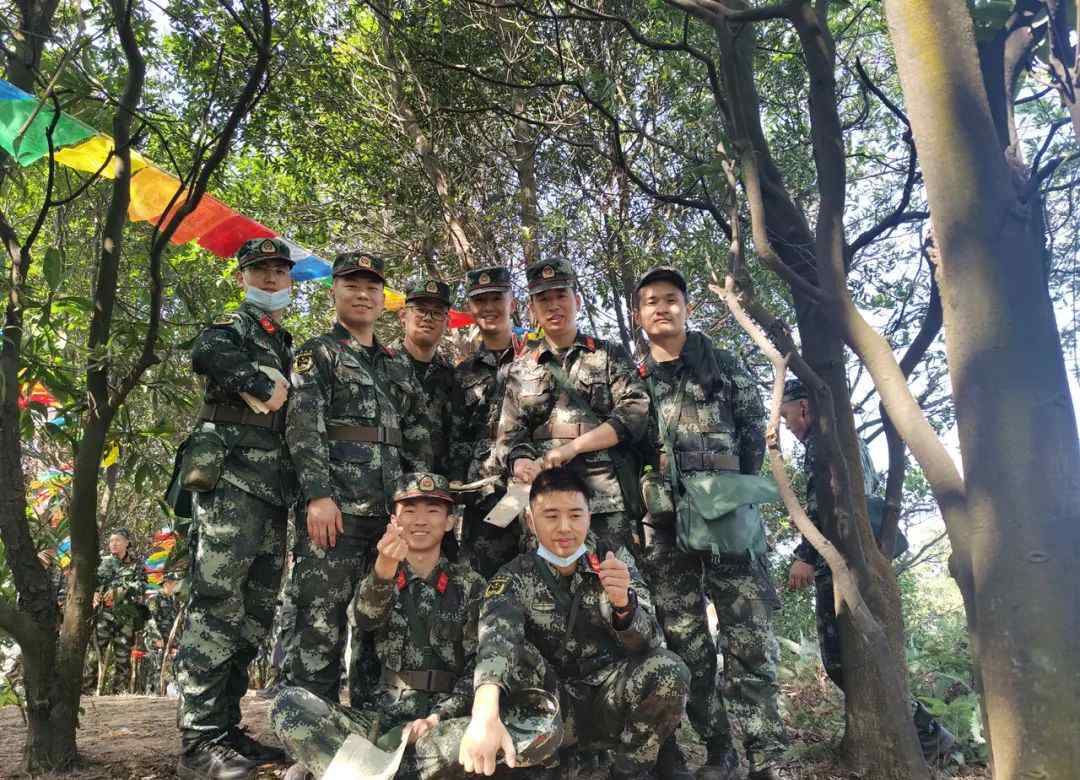 陕西华山上 女子手捧着现摘的鲜花向刚下哨的执勤武警求婚