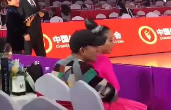 文君竹 文君竹参加舞蹈比赛夺冠，文章泪崩在女儿身后偷偷擦眼泪