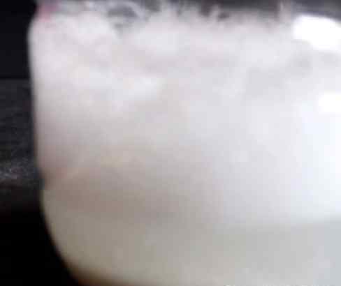 白醋加小苏打做清洁剂 小苏打和白醋发生的化学反应，十分实用，很多家庭都用到了