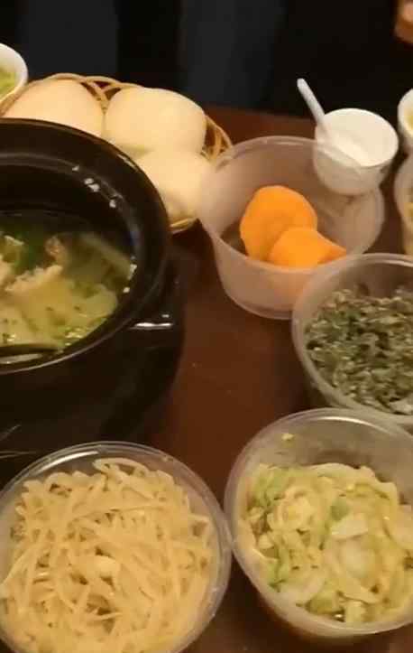 吃李连杰 李连杰与好友聚餐，桌上摆满素食，或与病情有关！