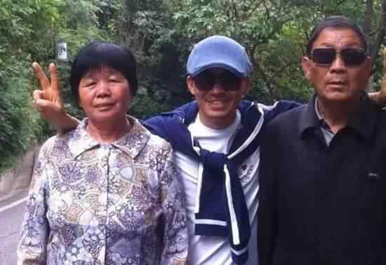 王宝强家人 王宝强带父母游玩被骂没素质 王宝强父母资料背景