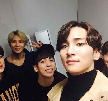 shinee钟铉车祸 钟铉离开两年了　Key军中贴SHINee五人合照