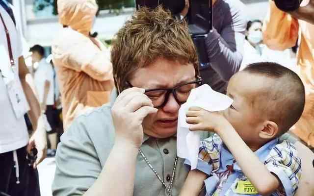 韩红有孩子吗 有230多个孩子的韩红，穷的快倾家荡产，真相让你泪目
