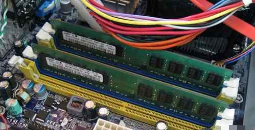 8g内存条 同一个电脑上装两个4G内存条好还是一个8G内存条好？