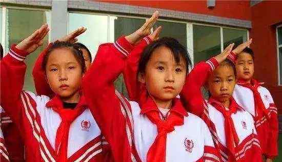 什么是绿领巾 我孩子刚上一年级，就遭到这样的歧视！绿领巾是什么鬼？