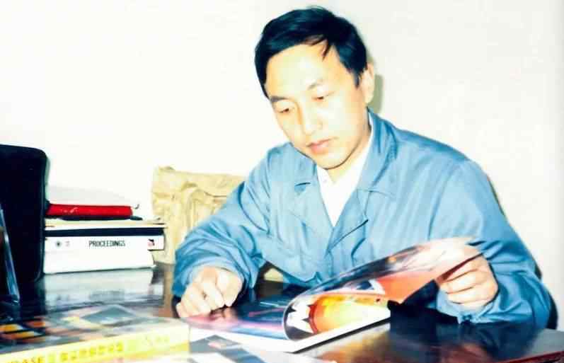 柳传志卸任 刚刚！柳传志卸任 联想帝国换帅