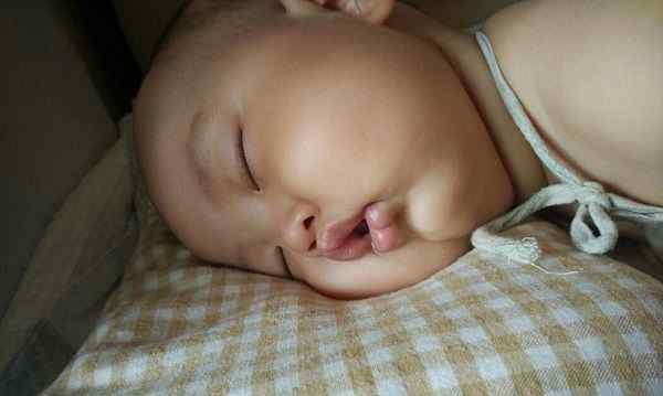 婴儿哭久了有什么危害 孩子哭着哭着就睡着了？看似很安生，其实对孩子的危害很大