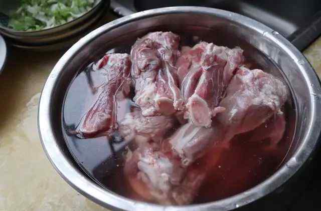 家常酱大骨头做法 家常酱骨头用这个方法做，骨香肉嫩下饭真过瘾，这波看完你不亏