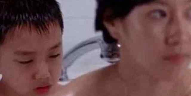妈咪13岁 单亲妈妈洗澡，13岁儿子主动帮妈妈搓背，网友：当妈的心真大