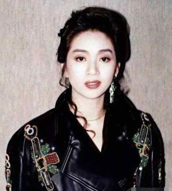 梅艳芳死后身体流血 梅艳芳生前最后演唱会，身体流血，穿尿布唱完，后倒在刘德华怀中