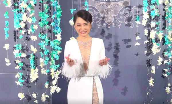 性感婚纱 柴智屏女儿出嫁！着性感婚纱尽显凹凸身材 和老公甜蜜拥吻