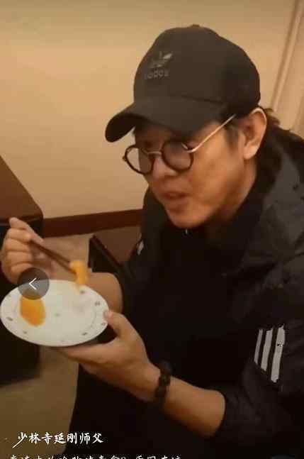 吃李连杰 李连杰与好友聚餐，桌上摆满素食，或与病情有关！